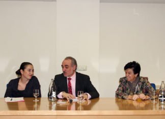 Madrid Woman's Week noviembre 12, 2014 IMG_3857_2 Alejandro Lucero, presidente de Multigestión Iberia; María Montagut, adjunta a la presidencia de la FWW; Salvador Molina, vicepresidente de la FWW; Pilar Gómez Acebo, presidenta del Consejo Asesor de la FWW; y Ana Buxó, secretaria general de la Asociación de Contact Center Española (ACE). Salvador Molina, vicepresidente de la Fundación Woman’s Week, junto con Alejandro Lucero, presidente de Multigestión Iberia, presentó ayer en la sede de la CEOE un nuevo reto: Happy Day!, un proyecto de sensibilización y formación con el objetivo de que todas las mujeres aprendan y trabajen hasta alcanzar su potencial máximo ofreciéndoles una formación que les permita crecer. A la muestra acudieron representantes de distintas empresas comprometidas con la igualdad y la conciliación: Airbus, Arvato, Emergia Contact Center, Equifax, Grupo de Venta Proactiva, Grupo Día y Legalitas 1 Shares Facebook 0 Twitter 1 Google+ 0 LinkedIn 0 ace, conciliación, empresas comprometidas, fundación woman's week, happy day, igualdad, madrid woman's week, mujer Categorías Noticias Noticias 2014 Noticias 2013 Noticias 2012 Noticias 2011 CUADERNOS DE LA MUJER NEWSLETTERS SEMANA DE LA MUJER HISTORIAS 2.0 LAS INFLUYENTES DE MWW AGENDA Agenda Llega el VI Encuentro Comercial Nacional de N&N El MEEU Pabellón DEMO será el lugar en el que negocios y networking celebrará el VI Encuentro Comercial Nacional el... Únete al compromiso con la movilidad y el medio ambiente Únete al compromiso con la movilidad y el medio ambiente. Bewego y FUNDACIÓN WOMAN'S WEEK te invitan a esta iniciativa enmarcada dentro... I Jornada de Hombres Corresponsables Las mujeres se integraron en el mercado laboral. ¿Cuándo entrarán los hombres en el hogar? Esta es una de las... El papel de la mujer en el ámbito empresarial en 'El Caso Sloane' Con motivo del estreno en cines de 'El Caso Sloane' habrá un pase exclusivo de la película con coloquio posterior... Fundación Woman's Week en 'El encuentro comercial' Es muy importante crear tu propia red de contactos cuando estás al frente de un negocio, por ello desde FUNDACIÓN... El periodismo busca renacer en el VII Congreso Procom en la Complutense Internet, el smartphone y las redes sociales han cambiado por completo la forma de hacer periodismo. Estamos en un mundo...