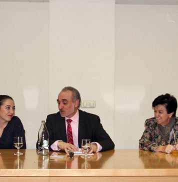 Madrid Woman's Week noviembre 12, 2014 IMG_3857_2 Alejandro Lucero, presidente de Multigestión Iberia; María Montagut, adjunta a la presidencia de la FWW; Salvador Molina, vicepresidente de la FWW; Pilar Gómez Acebo, presidenta del Consejo Asesor de la FWW; y Ana Buxó, secretaria general de la Asociación de Contact Center Española (ACE). Salvador Molina, vicepresidente de la Fundación Woman’s Week, junto con Alejandro Lucero, presidente de Multigestión Iberia, presentó ayer en la sede de la CEOE un nuevo reto: Happy Day!, un proyecto de sensibilización y formación con el objetivo de que todas las mujeres aprendan y trabajen hasta alcanzar su potencial máximo ofreciéndoles una formación que les permita crecer. A la muestra acudieron representantes de distintas empresas comprometidas con la igualdad y la conciliación: Airbus, Arvato, Emergia Contact Center, Equifax, Grupo de Venta Proactiva, Grupo Día y Legalitas 1 Shares Facebook 0 Twitter 1 Google+ 0 LinkedIn 0 ace, conciliación, empresas comprometidas, fundación woman's week, happy day, igualdad, madrid woman's week, mujer Categorías Noticias Noticias 2014 Noticias 2013 Noticias 2012 Noticias 2011 CUADERNOS DE LA MUJER NEWSLETTERS SEMANA DE LA MUJER HISTORIAS 2.0 LAS INFLUYENTES DE MWW AGENDA Agenda Llega el VI Encuentro Comercial Nacional de N&N El MEEU Pabellón DEMO será el lugar en el que negocios y networking celebrará el VI Encuentro Comercial Nacional el... Únete al compromiso con la movilidad y el medio ambiente Únete al compromiso con la movilidad y el medio ambiente. Bewego y FUNDACIÓN WOMAN'S WEEK te invitan a esta iniciativa enmarcada dentro... I Jornada de Hombres Corresponsables Las mujeres se integraron en el mercado laboral. ¿Cuándo entrarán los hombres en el hogar? Esta es una de las... El papel de la mujer en el ámbito empresarial en 'El Caso Sloane' Con motivo del estreno en cines de 'El Caso Sloane' habrá un pase exclusivo de la película con coloquio posterior... Fundación Woman's Week en 'El encuentro comercial' Es muy importante crear tu propia red de contactos cuando estás al frente de un negocio, por ello desde FUNDACIÓN... El periodismo busca renacer en el VII Congreso Procom en la Complutense Internet, el smartphone y las redes sociales han cambiado por completo la forma de hacer periodismo. Estamos en un mundo...