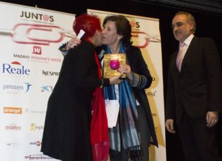 Helena Herrero recogiendo el galardón ‘Mujer Directiva 2015’ en la Semana Internacional de la Mujer de manos de la periodista Rosa Mª Calaf y de Salvador Molina, vicepresidente de FWW.