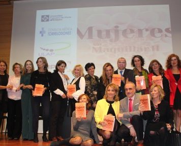 16 historias sin maquillar Las autoras del libro posaron junto a Salvador Molina y Juanma Romero al finalizar la presentación del libro.