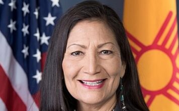 Deb Haaland, primera nativa americana al frente del departamento de Interior