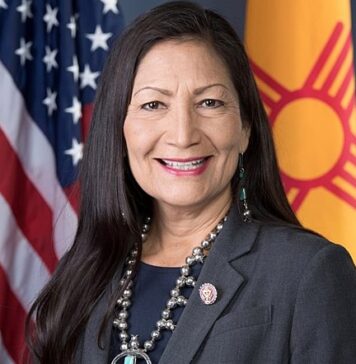 Deb Haaland, primera nativa americana al frente del departamento de Interior