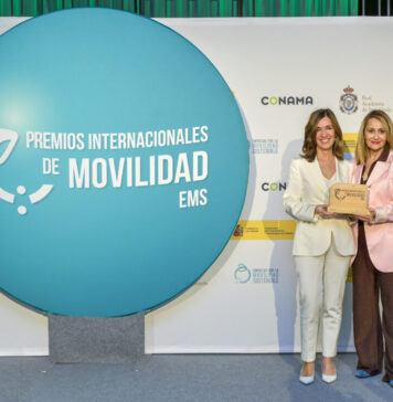 Carmen Mª García entrega el Premio Especial Impulsa en la 5ª edición de los Premios Internacionales de Movilidad